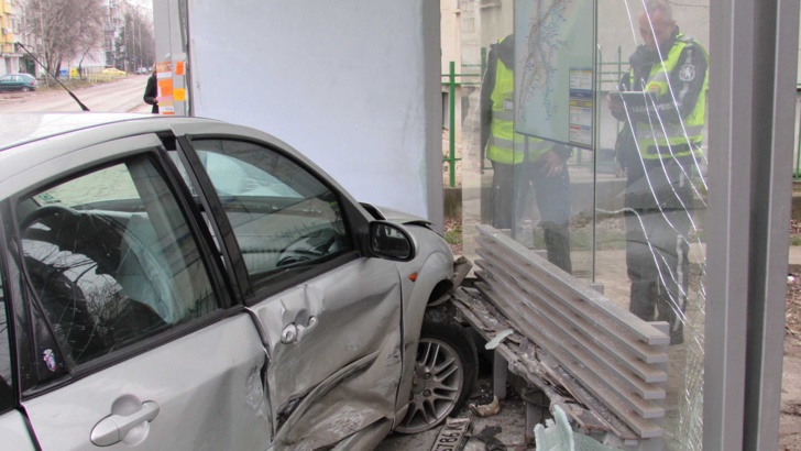 Кола се вряза в магазин в София една жена пострадаЛек