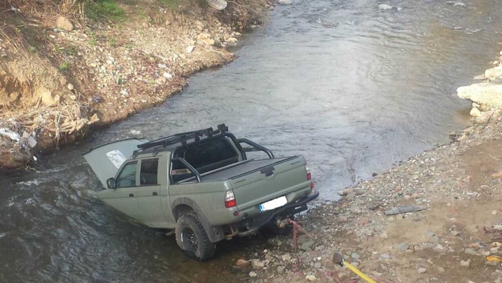 Високопроходим автомобил – пикап, падна в коритото на река Владайска