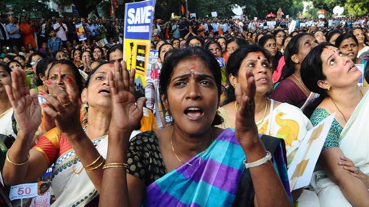 Масови безредици в Индия заради жени в индуистки храмМасови протести