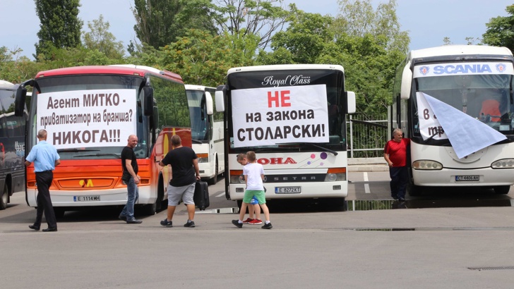 Над 1800 автобуса протестираха днес в страната и вкараха в