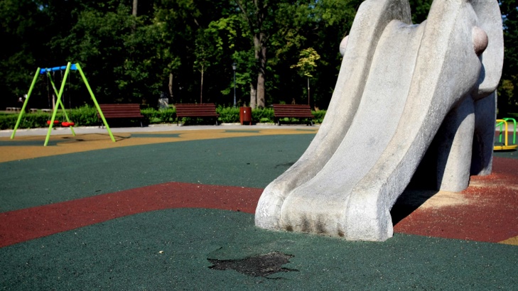 Незабележими табели се появиха на площадката със слончето в Борисовата