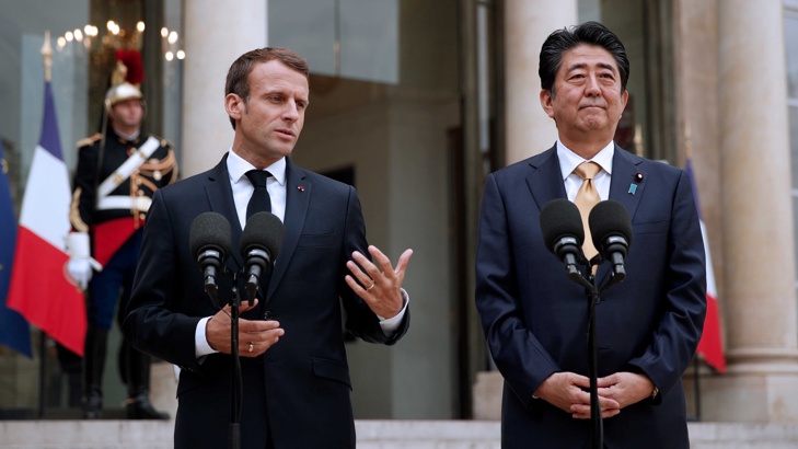 Макрон помолил Абе да помогне за запазването на Нисан Рено Мицубиши Френският президент