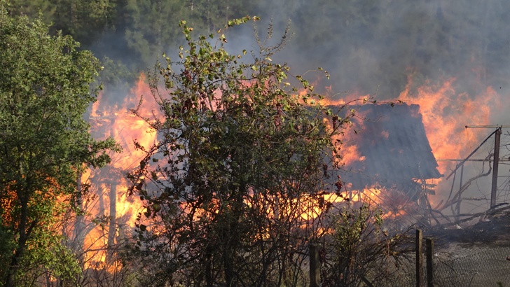 Пожар унищожи плевня в благоевградско село вятър тика пламъците към