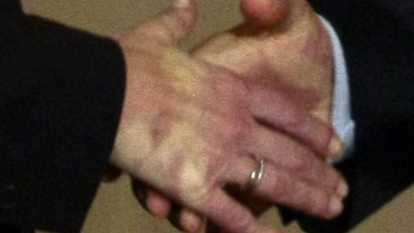 Мъжете със силно ръкостискане имат по големи шансове за брак До