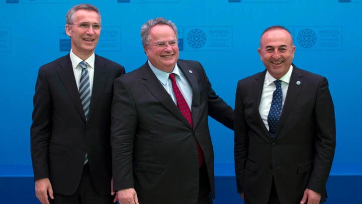 Генералният секретар на НАТО Йенс Столтенберг и гръцкият министър на