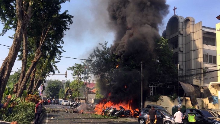 Атаките срещу трите църкви в Индонезия са извършени от шестчленно