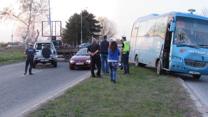 Междуградски автобус по линията Русе Семерджиево Попово катастрофира във вторник вечерта на