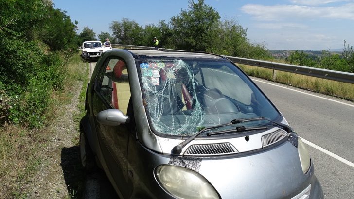 Двама македонци пострадаха след преобръщане на „Смарт” заради пясък на пътя
