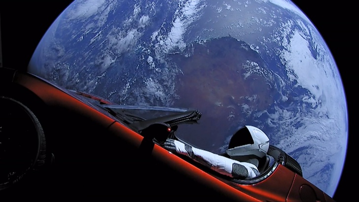 Мъск прати своята „Тесла Роудстър“ в Космоса с бележка „Без паника“