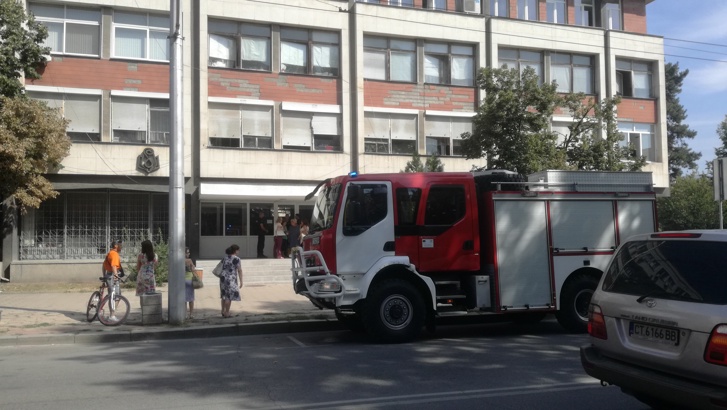 Евакуираха сградата на данъчната служба в Казанлък заради мирис на