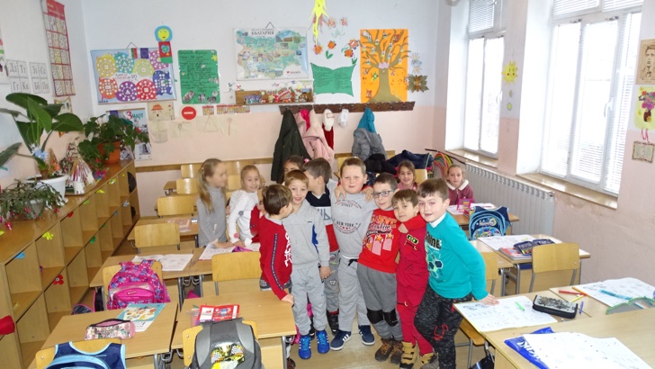 Директорът Джуркин вижда, че бялата лястовица свива гнездо в Рибново и училището ще бъде разширено