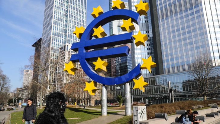 Забавяне на еврозоната скок на дефицита в ИталияЕвропейският съюз обяви