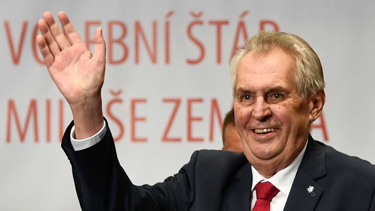 По рано днес чешкият президент Милош Земан проведе необичайна политическа акция