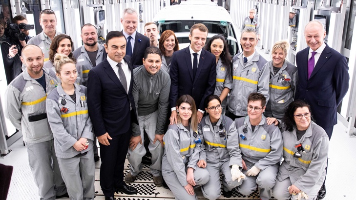 Карлос Гон (вляво) с работници от завода на "Рено" при посещение на френския президент на 8 ноември 2018 г. 