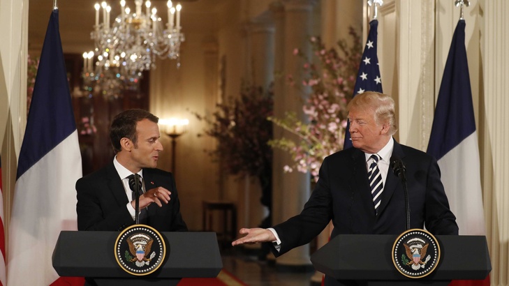Американският президент Доналд Тръмп е заявил на френския президент Еманюел