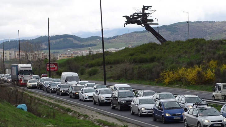 Интензивен е трафикът по автомагистралите Хемус“ Тракия през днешния неработен