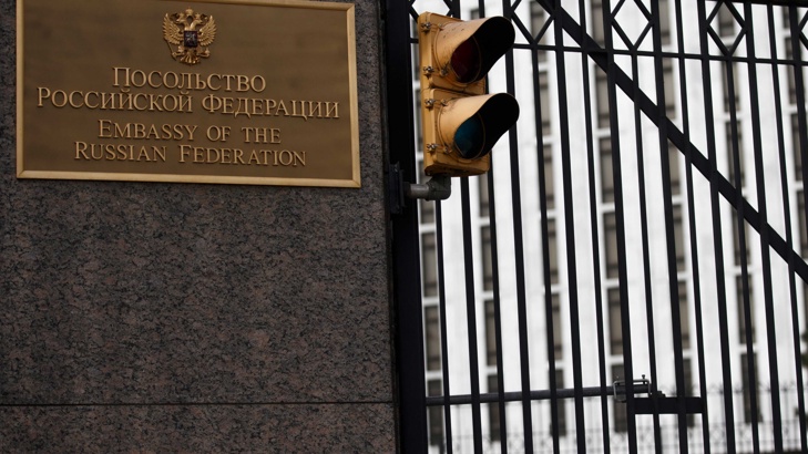 Руският флаг е свален от сградата на резиденцията на генералния