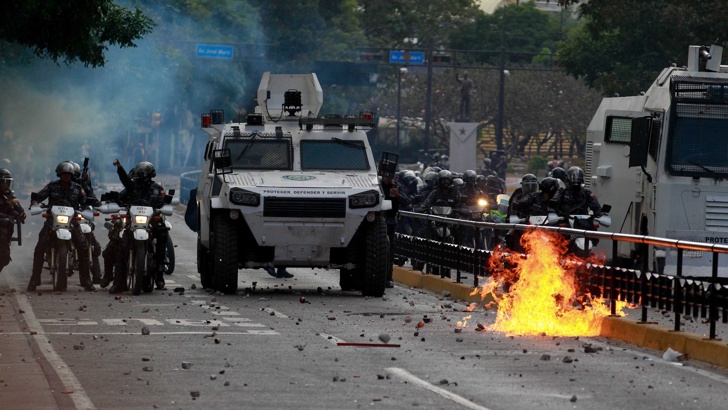 Улична война бушува във Венецуела 16 жертви сблъсъци с полицията