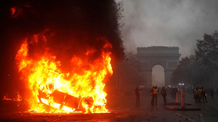 Сблъсъци горящи автомобили и сълзотворен газ по улиците на ПарижДемонстрантите