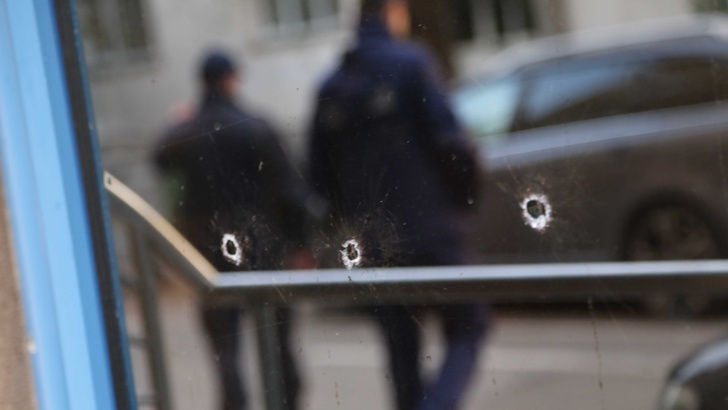 Неизвестен надупчи с куршуми офис сграда в София докато вътре