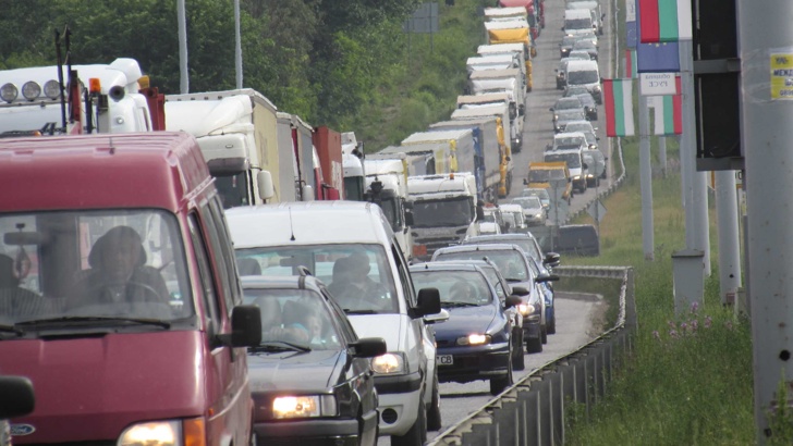 Катастрофа между лек автомобил и румънски ТИР блокира движението около