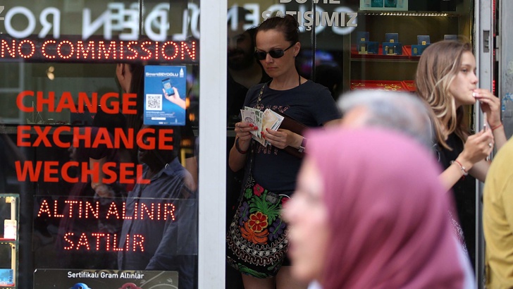 Турската лира падна с още 5 спрямо долараПодложената на удари
