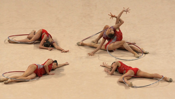 Българският ансамбъл по художествена гимнастика оглави еднолично класирането в многобоя