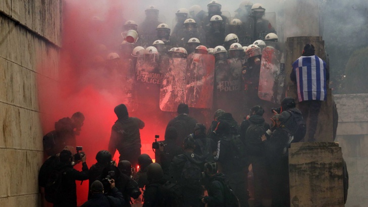 Сблъсъци и ранени в Атина по време на протестите срещу