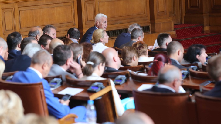 Двама вицепремиери и девет министри на парламентарен контролПърва на трибуната