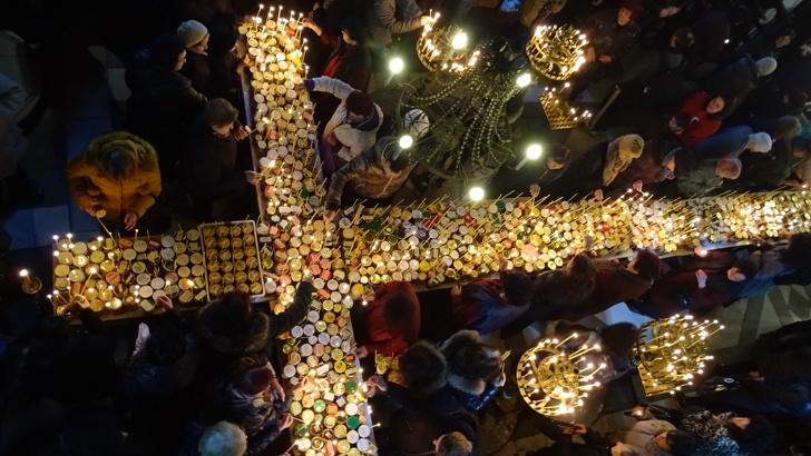 Снимка: Стотици буркани с мед „пламнаха” във вид на кръст на Св. Харалампи