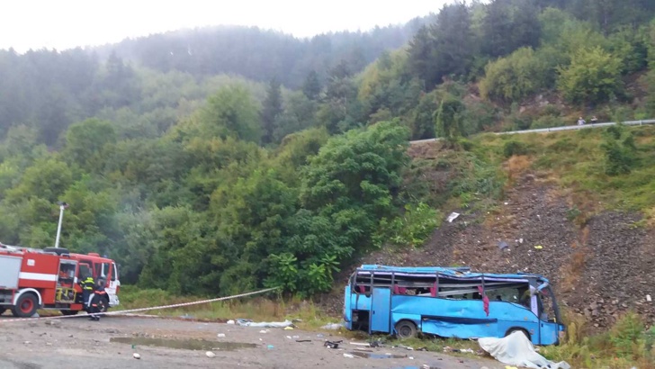 МЗ: 16 са загиналите, 21 са ранени при тежката автобусна