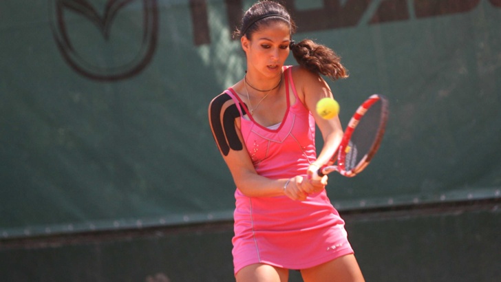 Изабелла Шиникова е четвъртфиналистка на тенис турнира на червени кортове