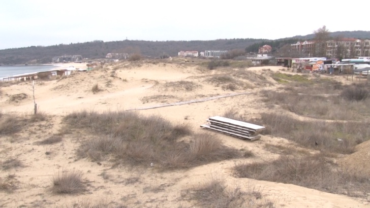 Двама души с обвинения за унищожените дюни на къмпинг Смокиня“Двама
