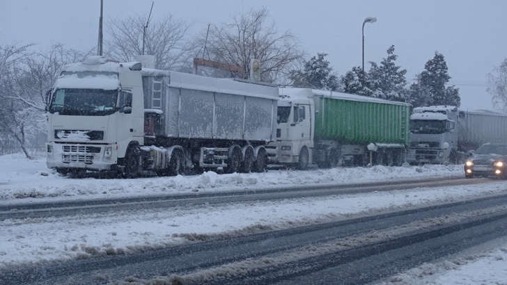 10 см сняг в Благоевград, спряха движението на всички МПС