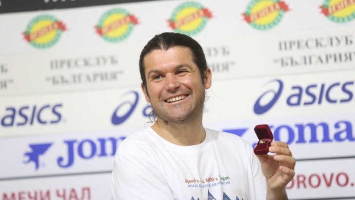 Алпинистът Атанас Скатов получи наградата си за спортист на месец