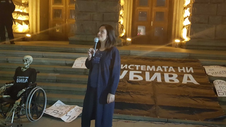 Марияна Попова подкрепи майките в протеста имС песента 34 Вървят ли