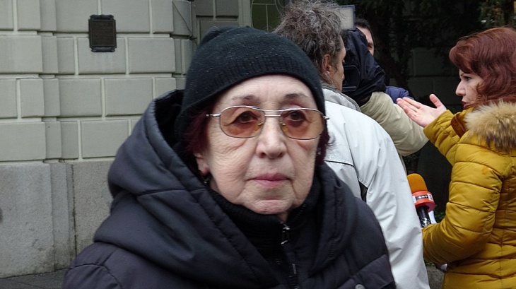80 годишна лекарка сред протестиращите от Общинска болница 34 Св Мина 34 в
