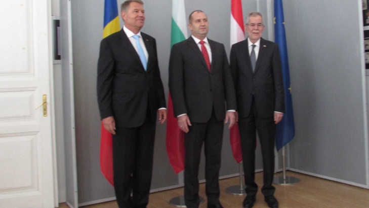 Неформална среща на президентите на България Австрия и Румъния започна