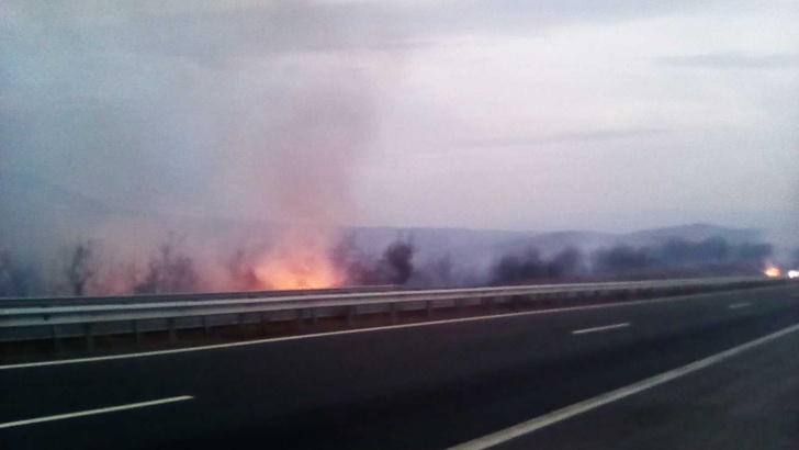 Огромен пожар край Дупница магистрала Струма е силно задименаОгромен пожар