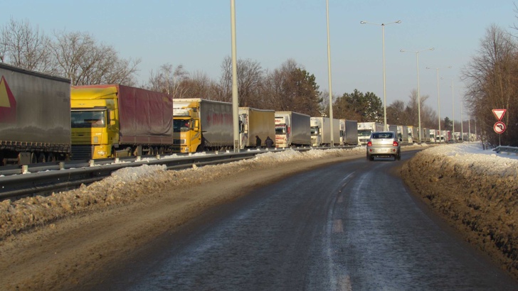 Спират камионите заради очаквания трафик по пътищатаЗаради очаквания натоварен трафик