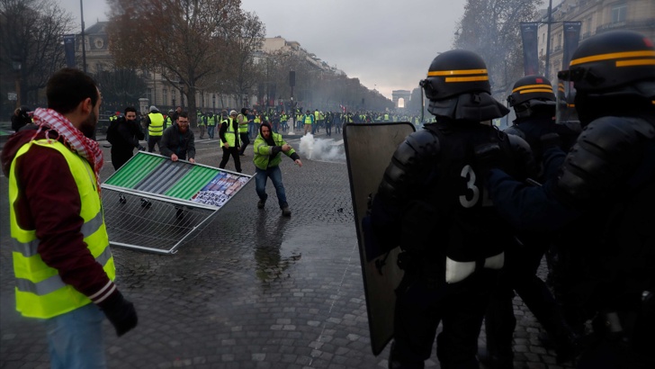 Сблъсъци в центъра на Париж Полицията в Париж използва сълзотворен