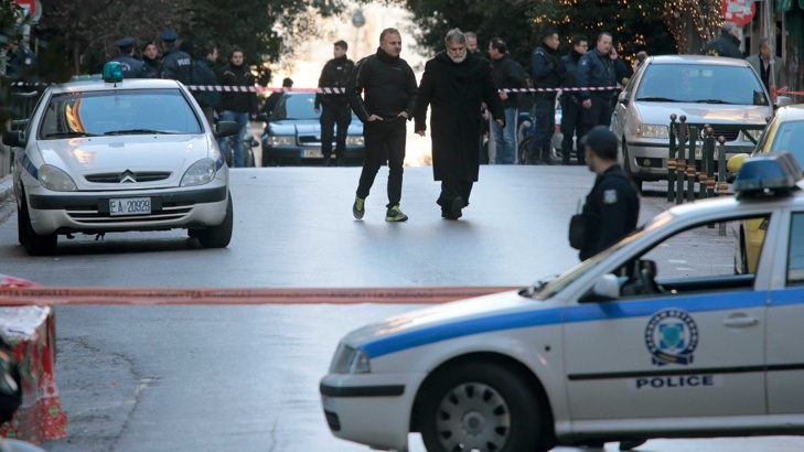 Експлозия пред църква в Атина Двама ранени включително полицайСамоделно взривно