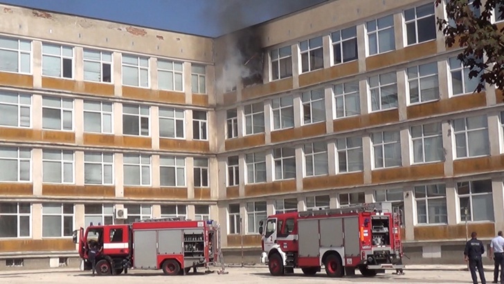 Пожар избухна в училище в РусеПожар избухна в сградата на