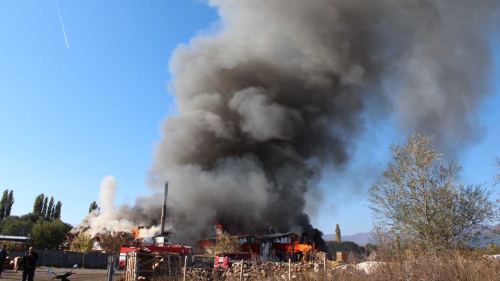 Гори цех за месо в село Войводиново14 пожарни гасят огъня