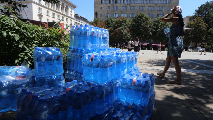 Раздават минерална вода в София хората да утоляват жажда