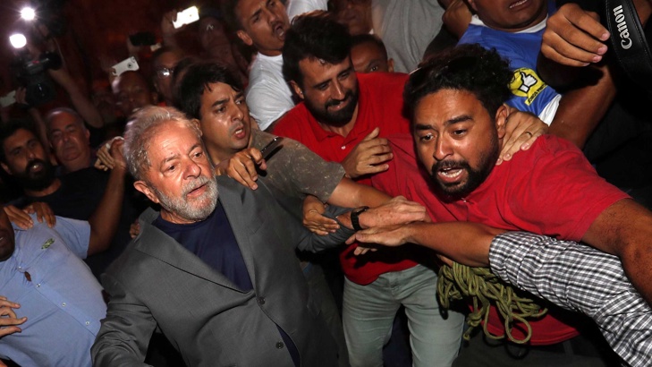 Бившият бразилски президент Лусз Инасио Лула да Силва напусна сградата