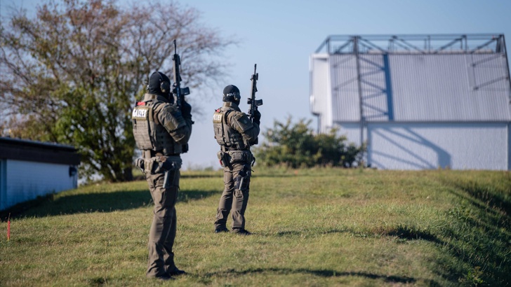 Неизвестни взеха заложници в КьолнВзети са заложници близо до централната