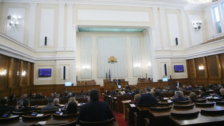 Със 131 депутати в зала парламентът започна извънредното си заседаниеСъс