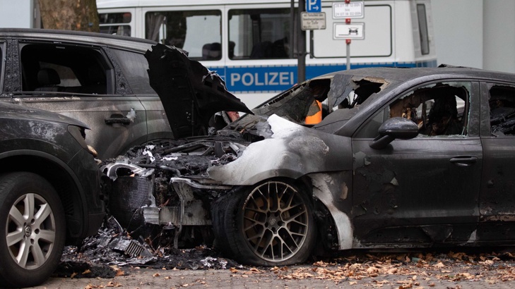 80 коли запалени за една нощ в ЩвецияНай малко 80 автомобила