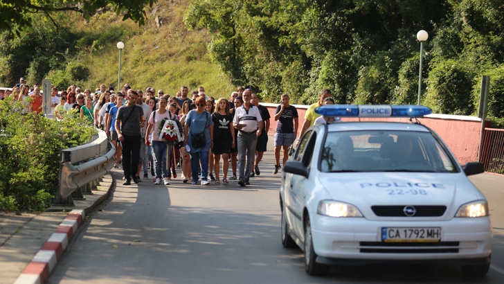 Жители на Своге блокираха пътя искат незабавен ремонт на участъка убиецДесетки